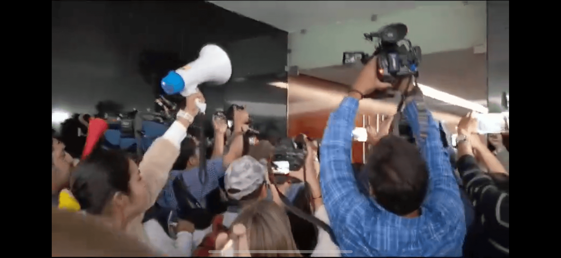 Inédito: Manifestantes ingresan al senado e irrumpen sesión