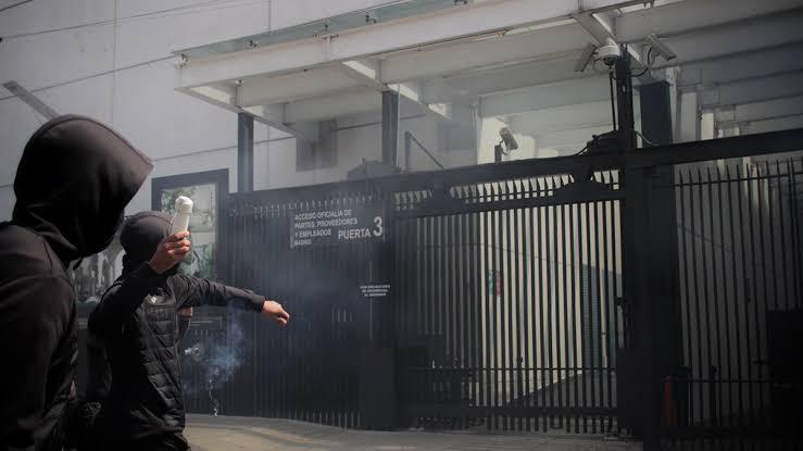 Normalistas lanzan petardos al Senado de la República 