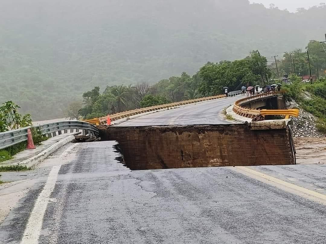 Colapsan carreteras y aeropuerto en Acapulco por el huracán John