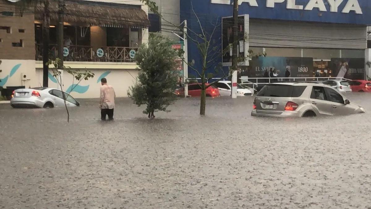 Más de una treintena de vehículos quedaron varados en avenida Patria en Guadalajara