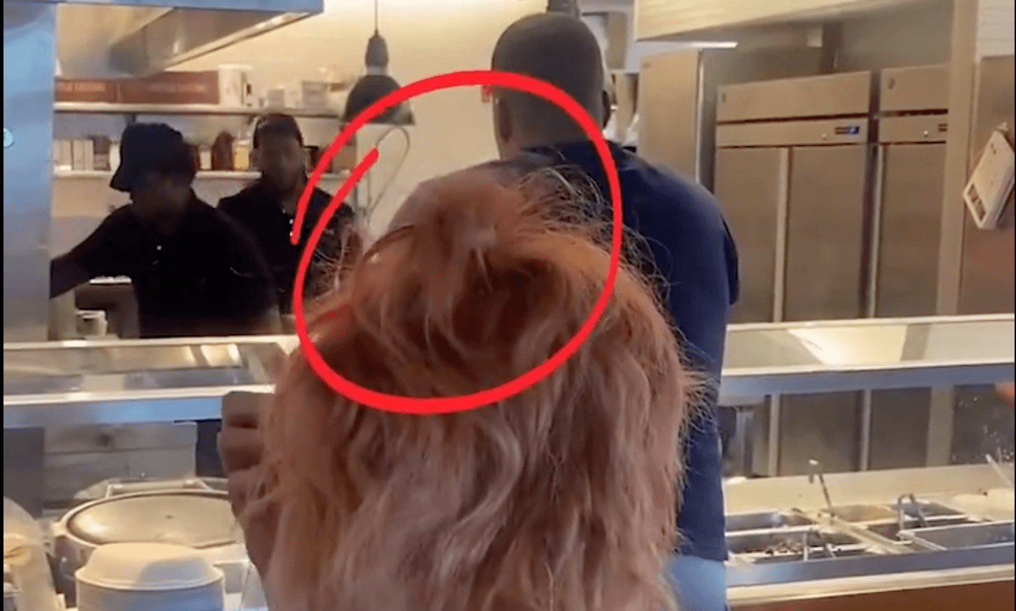 Captan una rata en el cabello de una mujer