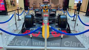 Exhiben monoplaza de Checo Pérez en la CDMX
