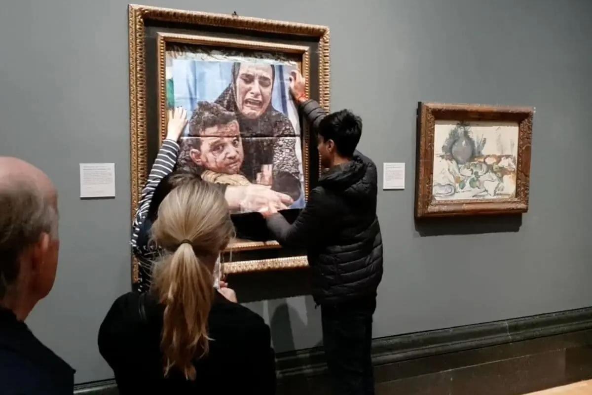 Activistas alteran  obra de Picasso para pedir cese de fuego en Palestina 