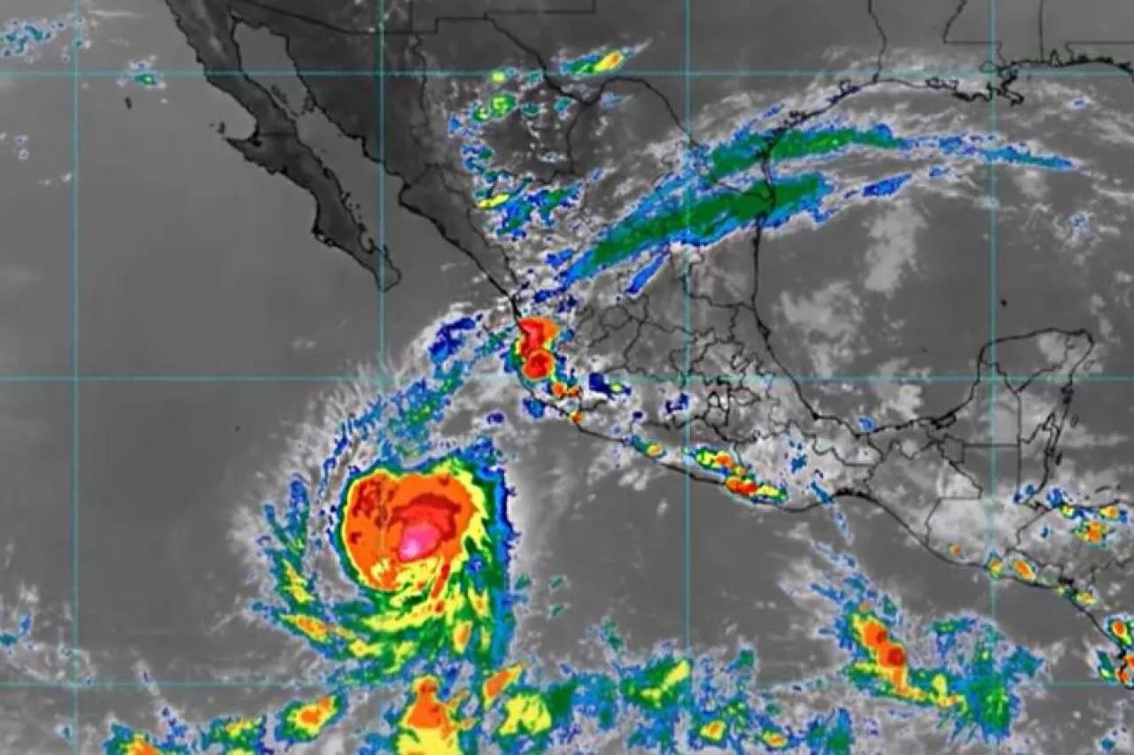 Huracán Kristy se eleva a Categoría 4, pero se aleja de México 