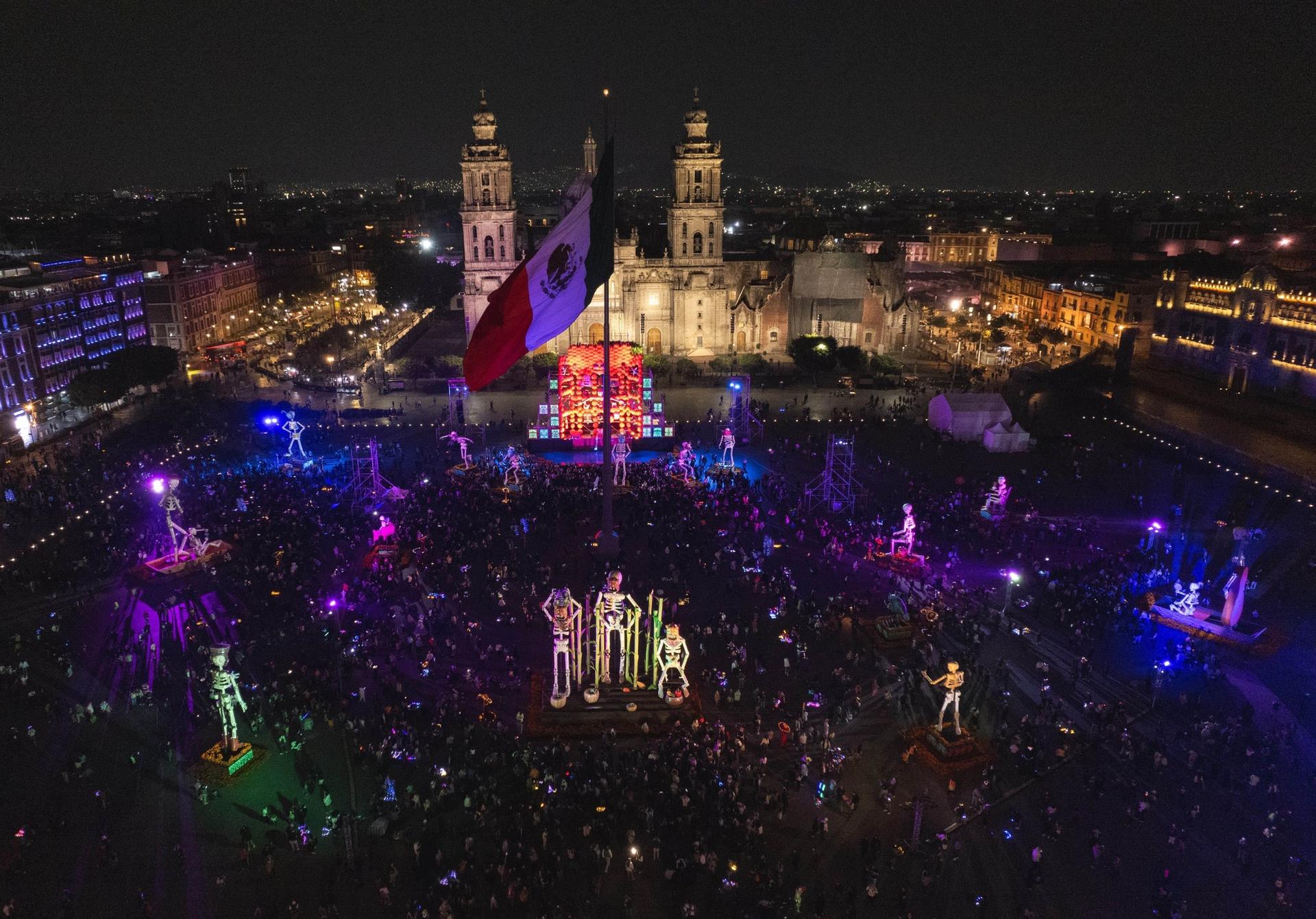 Se llevó a cabo el encendido de la ofrenda monumental en el Zócalo capitalino 