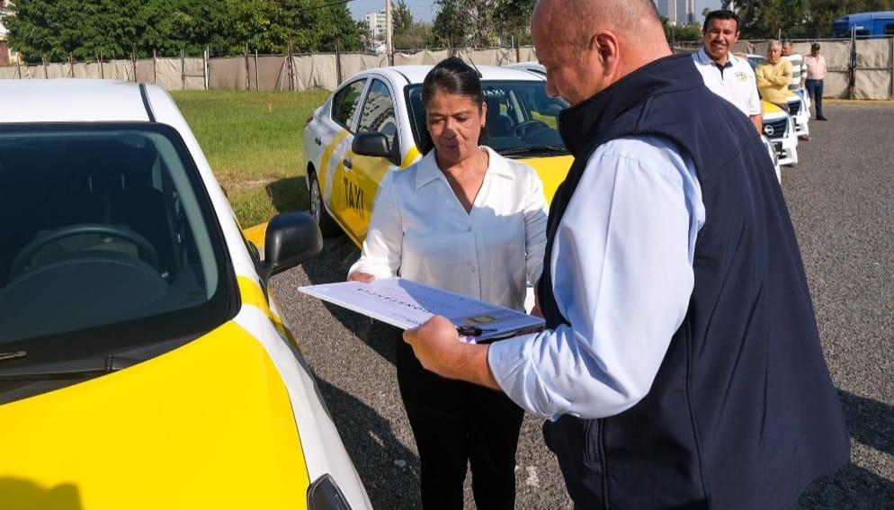 Arranca la entrega de estímulos económicos del programa de renovación de taxis en Guadalajara