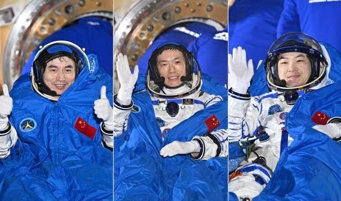 Tres astronautas chinos regresan a la Tierra 