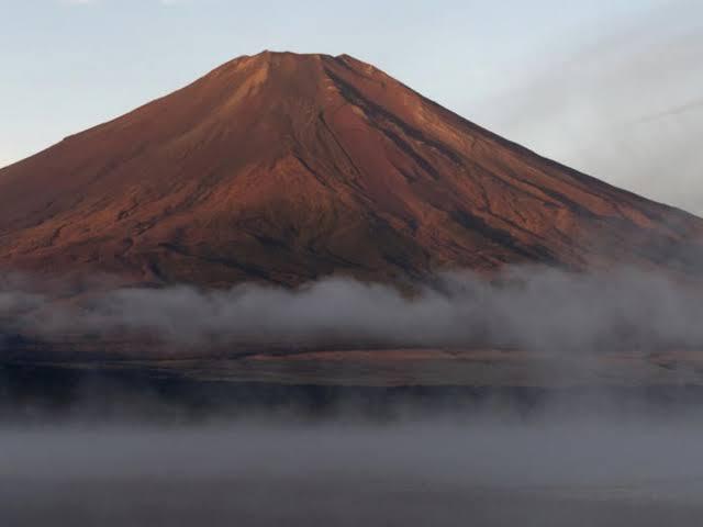 Monte Fuji sorprende por falta de nieve 
