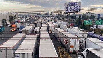 20 horas de bloqueo causa caos en la autopista México- Querétaro