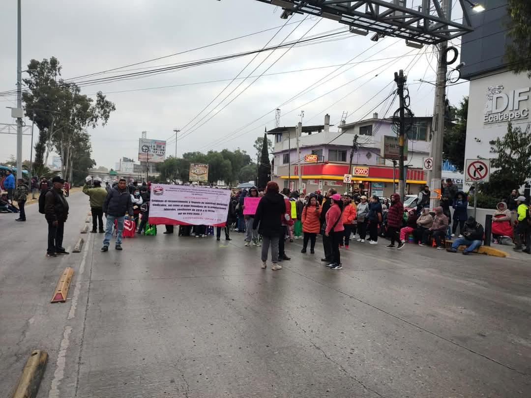 Servidores Públicos de Ecatepec bloquean avenidas del Estado de México, exigen sus pagos 