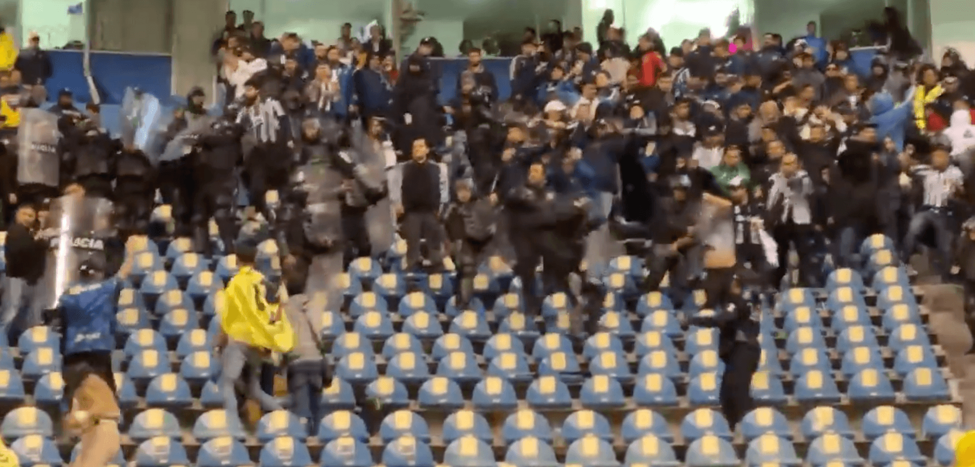 Afición de Rayados hace destrozos en el Estadio Cuauhtémoc 