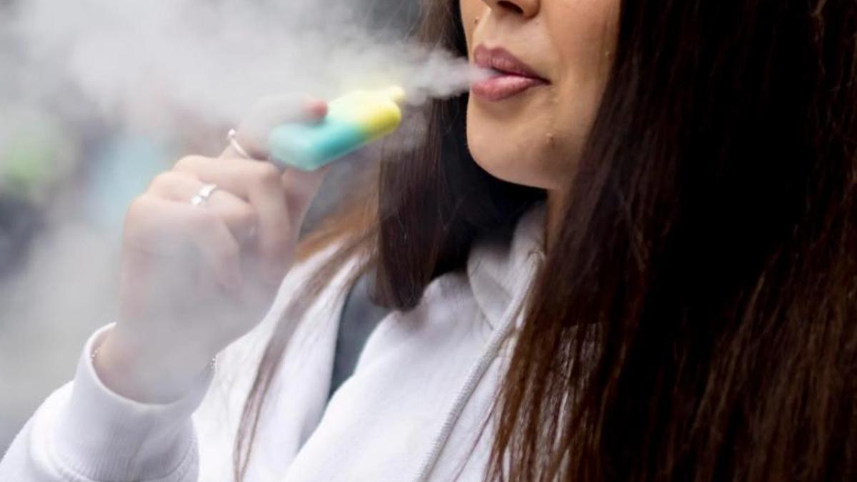 Prohibición de los vapeadores y cigarros electrónicos avanza en el Congreso de la Unión 