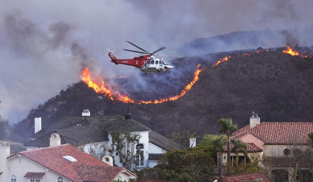 Incendios dejan cientos de damnificados en Los Ángeles 