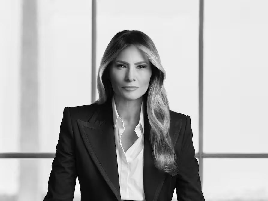 Melania Trump publica su primer retrato oficial como primera dama de EU