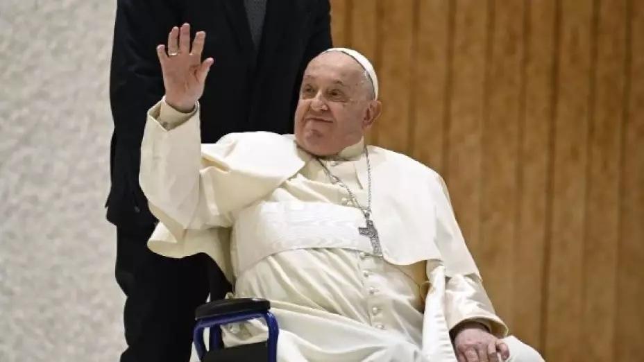 El Papa Francisco es conectado nuevamente al ventilador