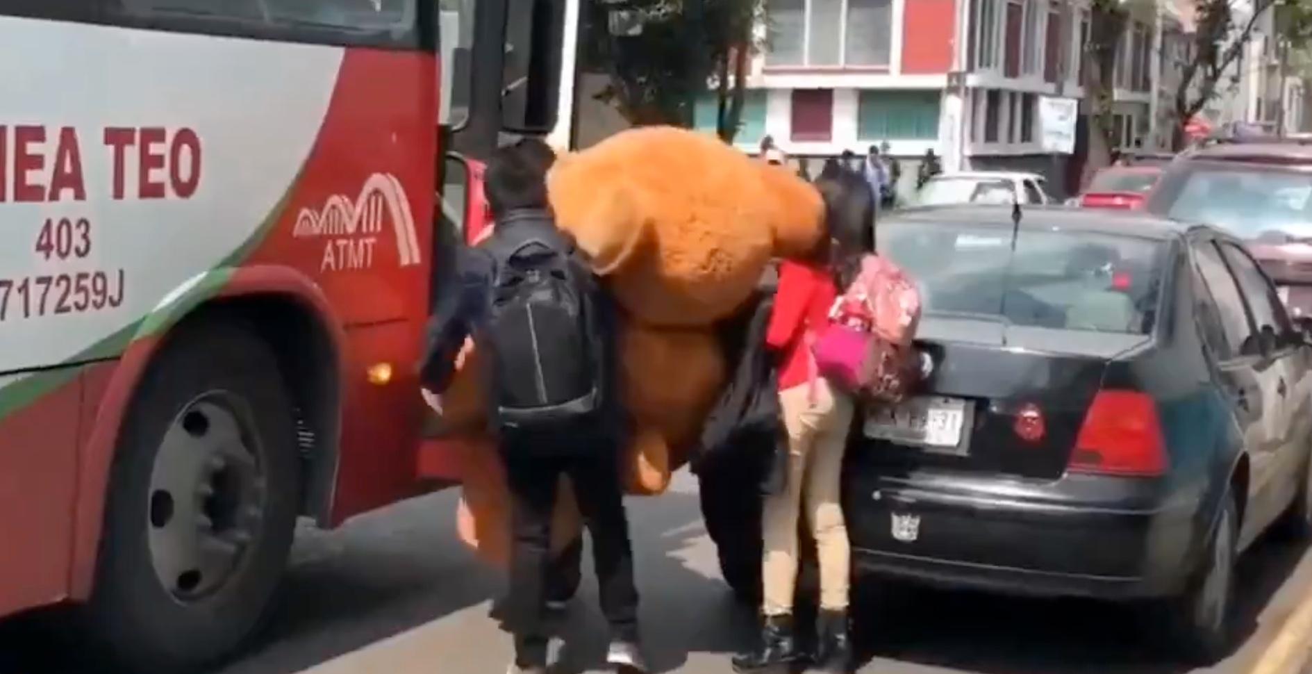 Viral: Joven sube mega oso de peluche al camión y le piden pasaje