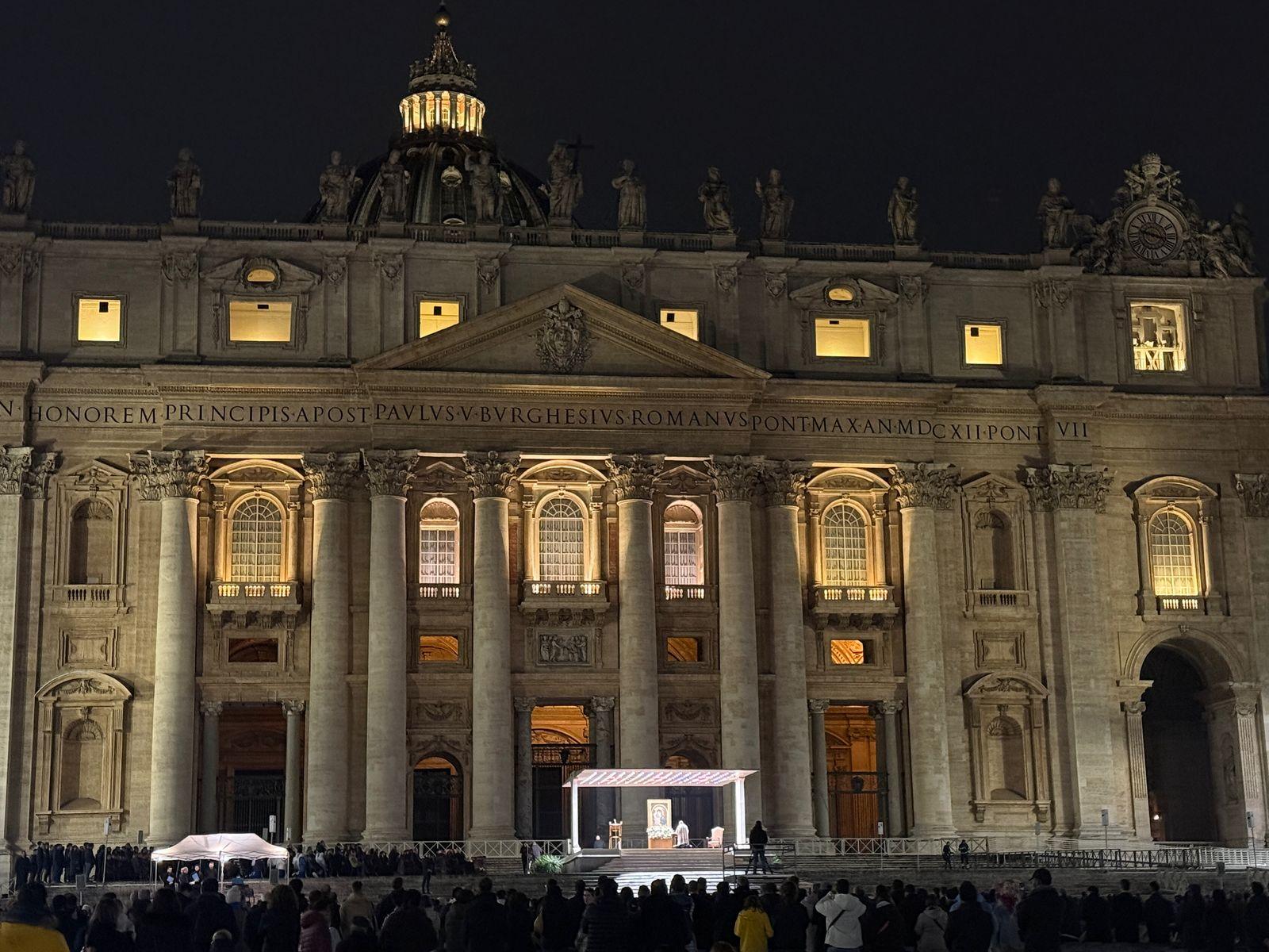 Rezan en la plaza de San Pedro, por la salud del Papa Francisco