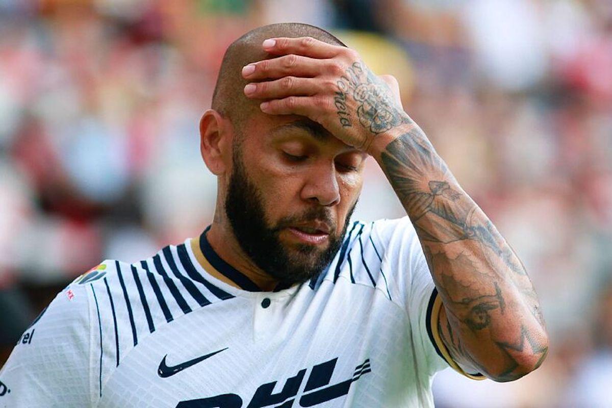 Pumas demanda a Dani Alves por imcumplimiento de contrato