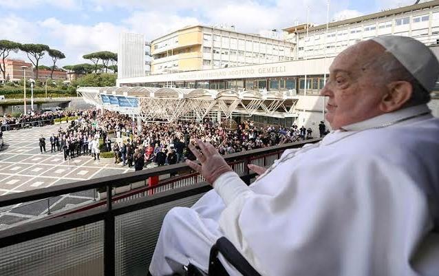 El Papa apareció en el balcón del hospital y se va a casa 