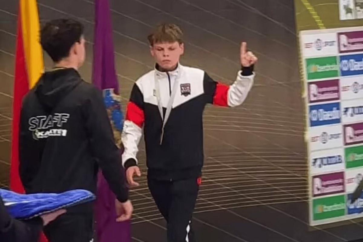 Niño ucraniano evita posar junto al nino ruso en competencia de karate