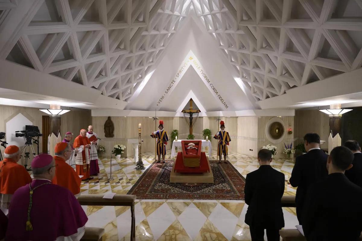 Difunden las primeras imágenes del velorio privado del Papa Francisco