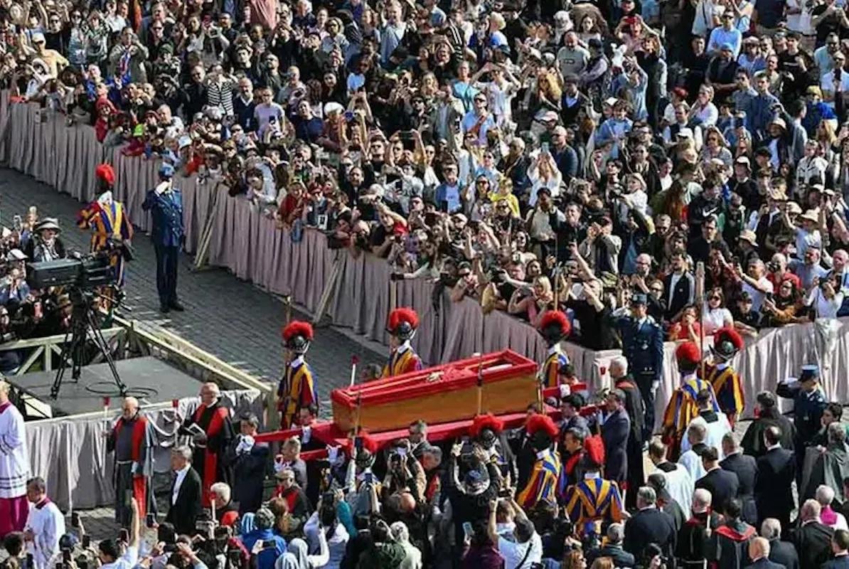 Llega el féretro del Papa Francisco a la plaza de San Pedro