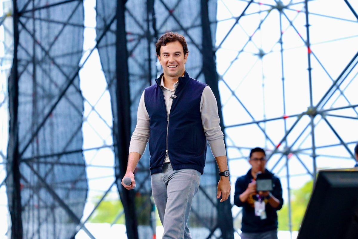 Checo Pérez enloquece a los fanáticos ¿Con un Cadillac?