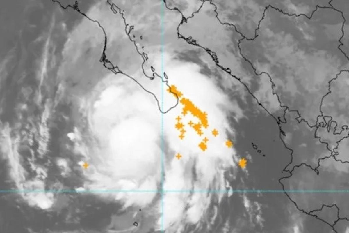 Huracán Lorena se intensifica a categoría 1; prevén doble impacto en México