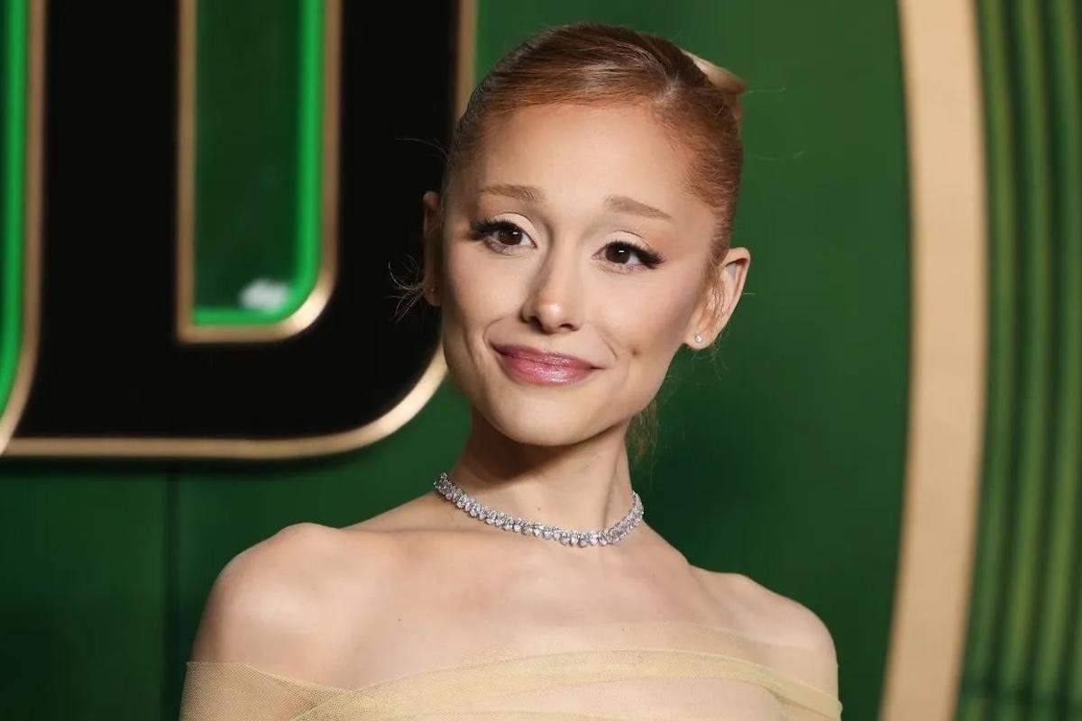 Ariana Grande se lleva susto durante premier de Wicked for Good 