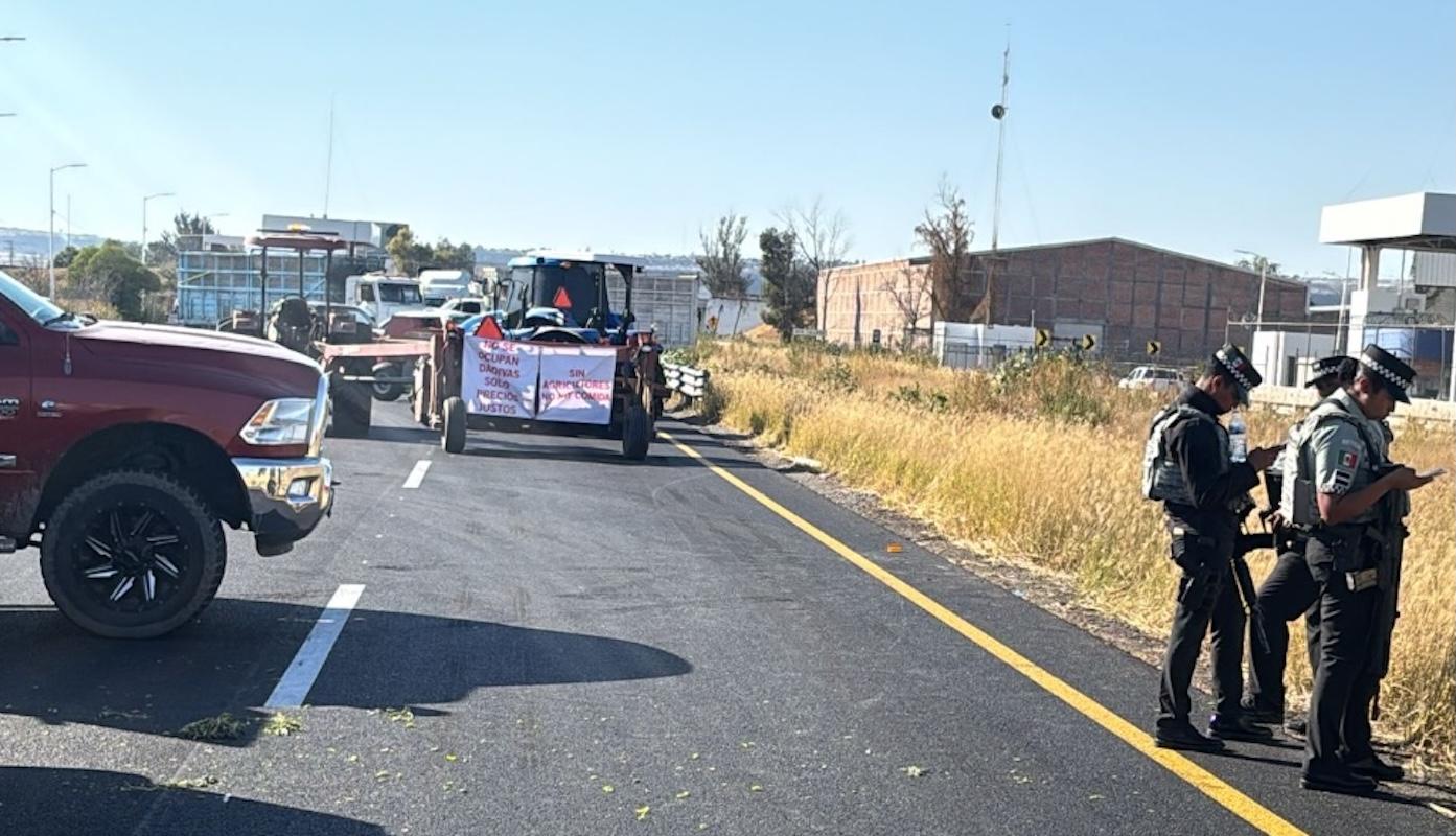 Cierres carreteros en Guanajuato afectan a viajeros y trabajadores