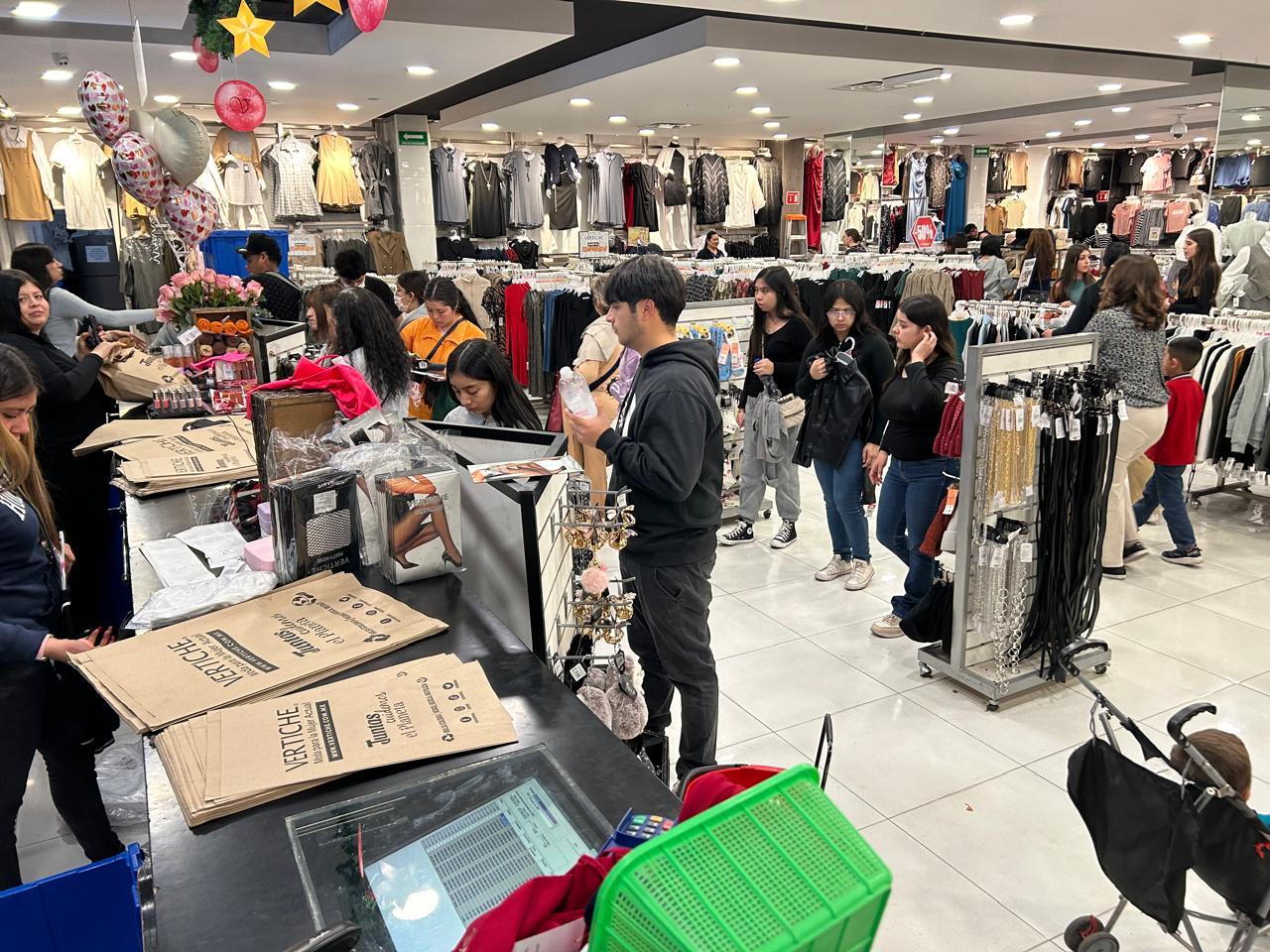 Compras de última hora saturan comercios en Nogales previo a Nochebuena