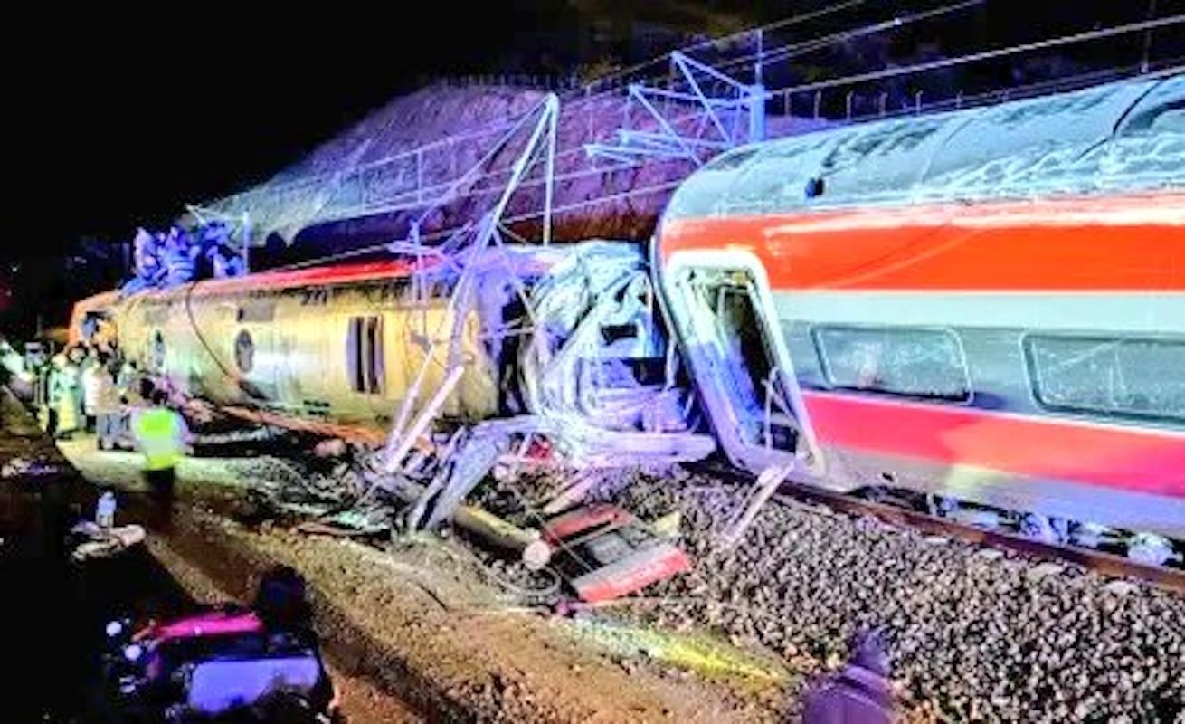 39 personas fallecidas en descarrilamiento de tren de alta velocidad en España
