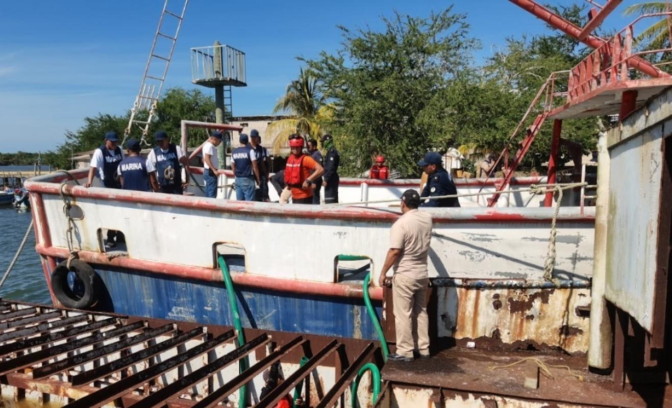 Marina brinda apoyo para evitar el hundimiento de un buque pesquero en Nayarit