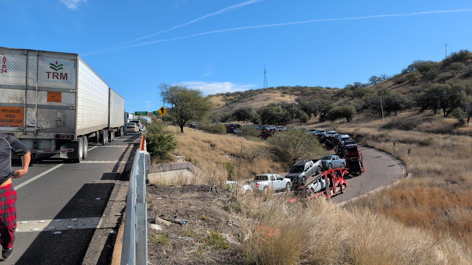 Reportan flujo vehicular lento en el Recinto Fiscal en Nogales