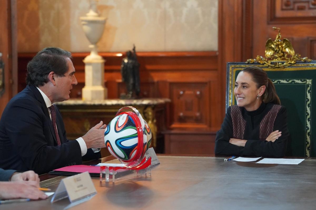 Anuncian llegada del trofeo del Mundial y una inversión millonaria de Coca-Cola en México