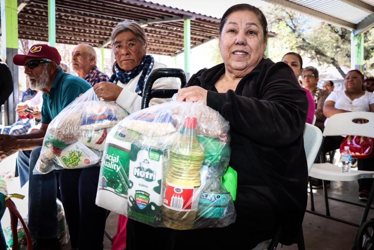 Entregan apoyos alimentarios a familias vulnerables en Nogales
