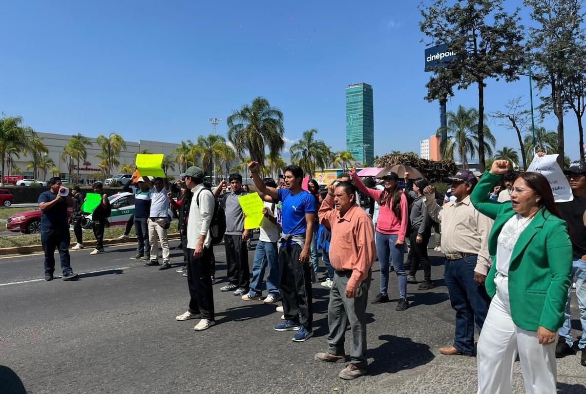 Deportistas veracruzanos protestan ante falta de transporte para la Espartaqueada Nacional 2026