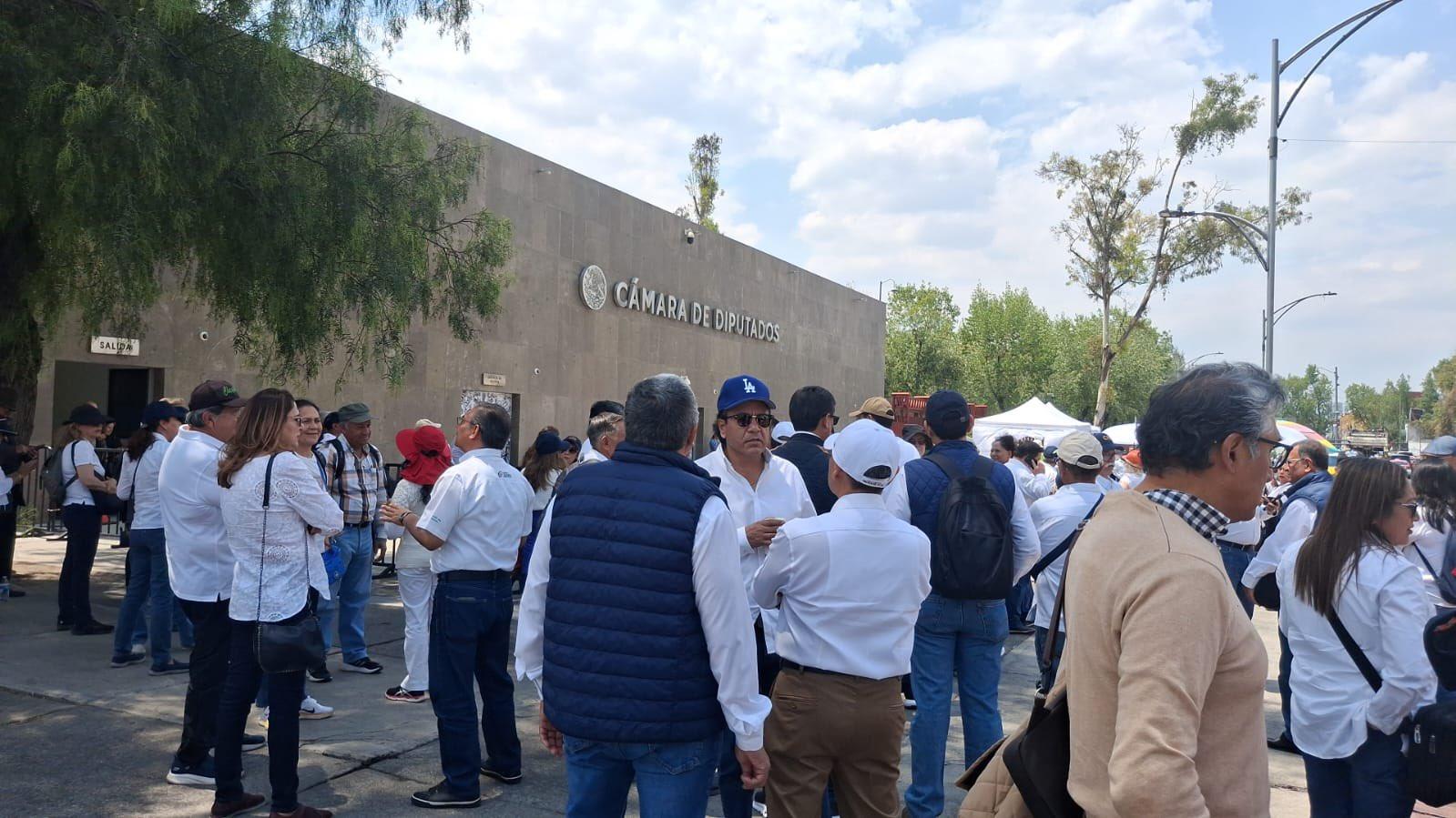 Jubilados protagonizan irrupción en rechazo a tope a pensiones