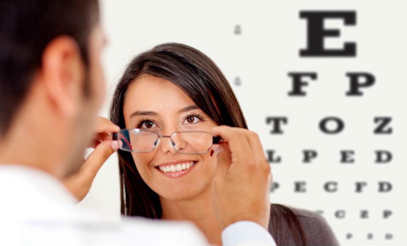 Alertan sobre aumento de fatiga ocular; recomiendan revisiones periódicas