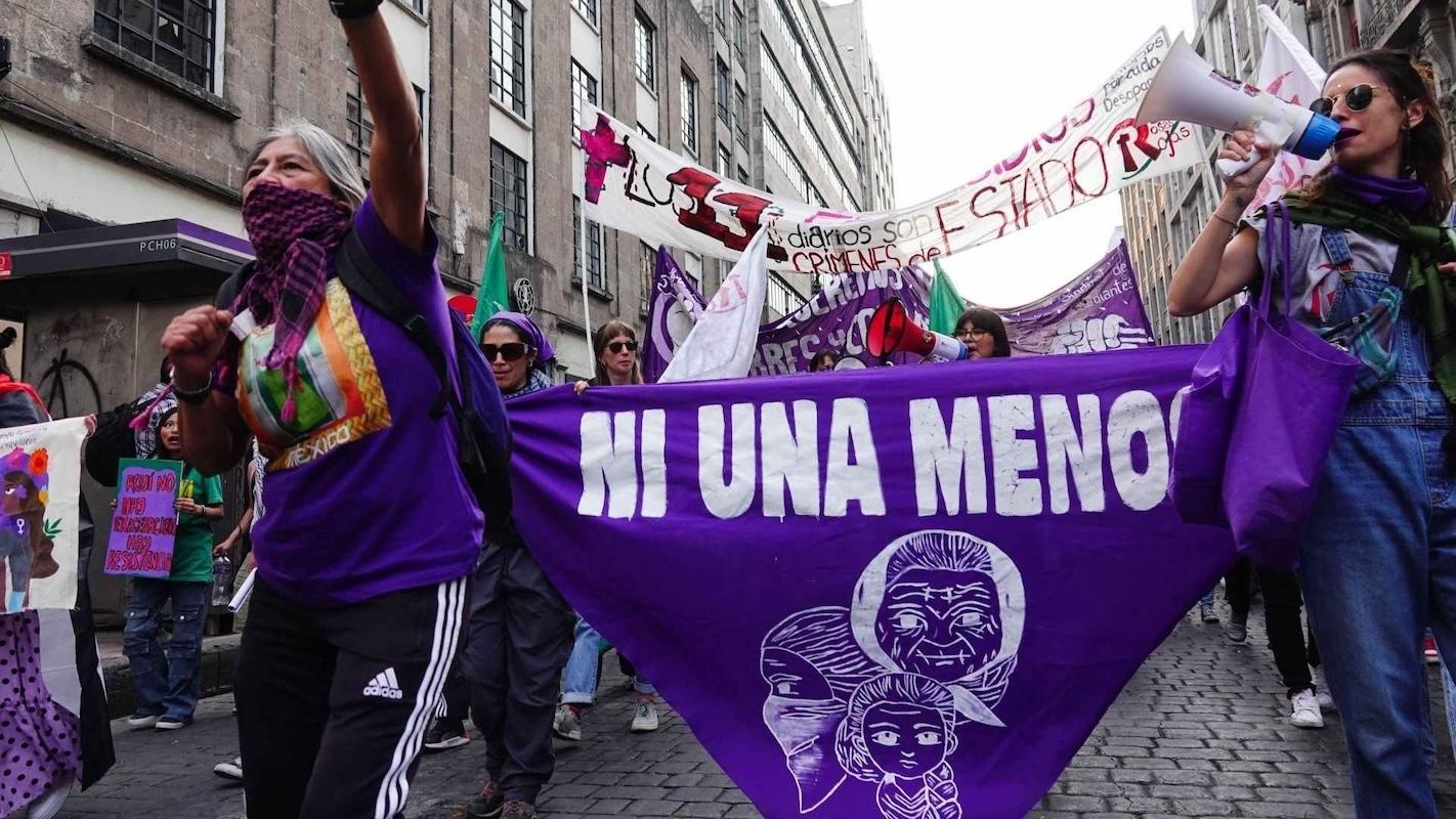 Más de 120 mil mujeres marchan en CDMX durante el 8M