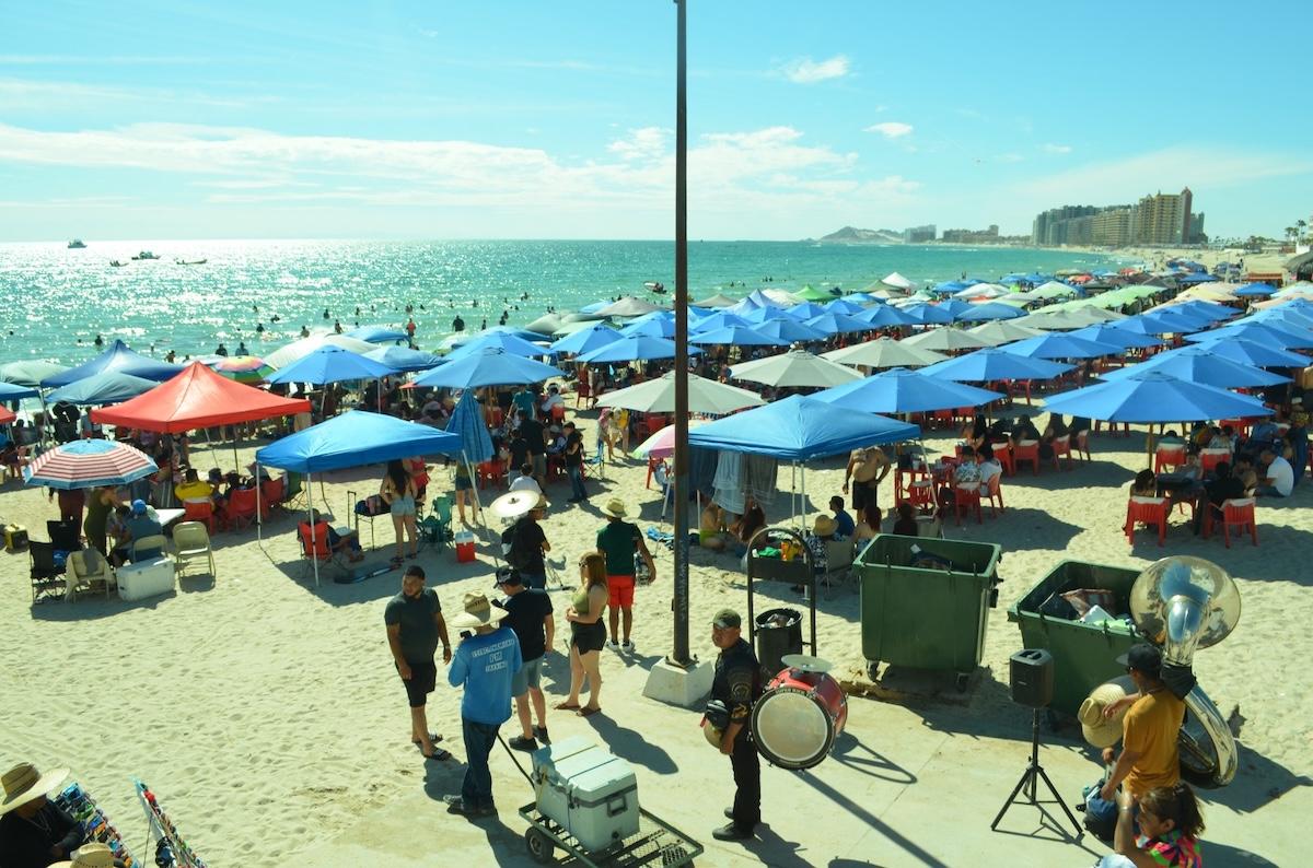 Alta afluencia turística satura playas de Puerto Peñasco por Semana Santa