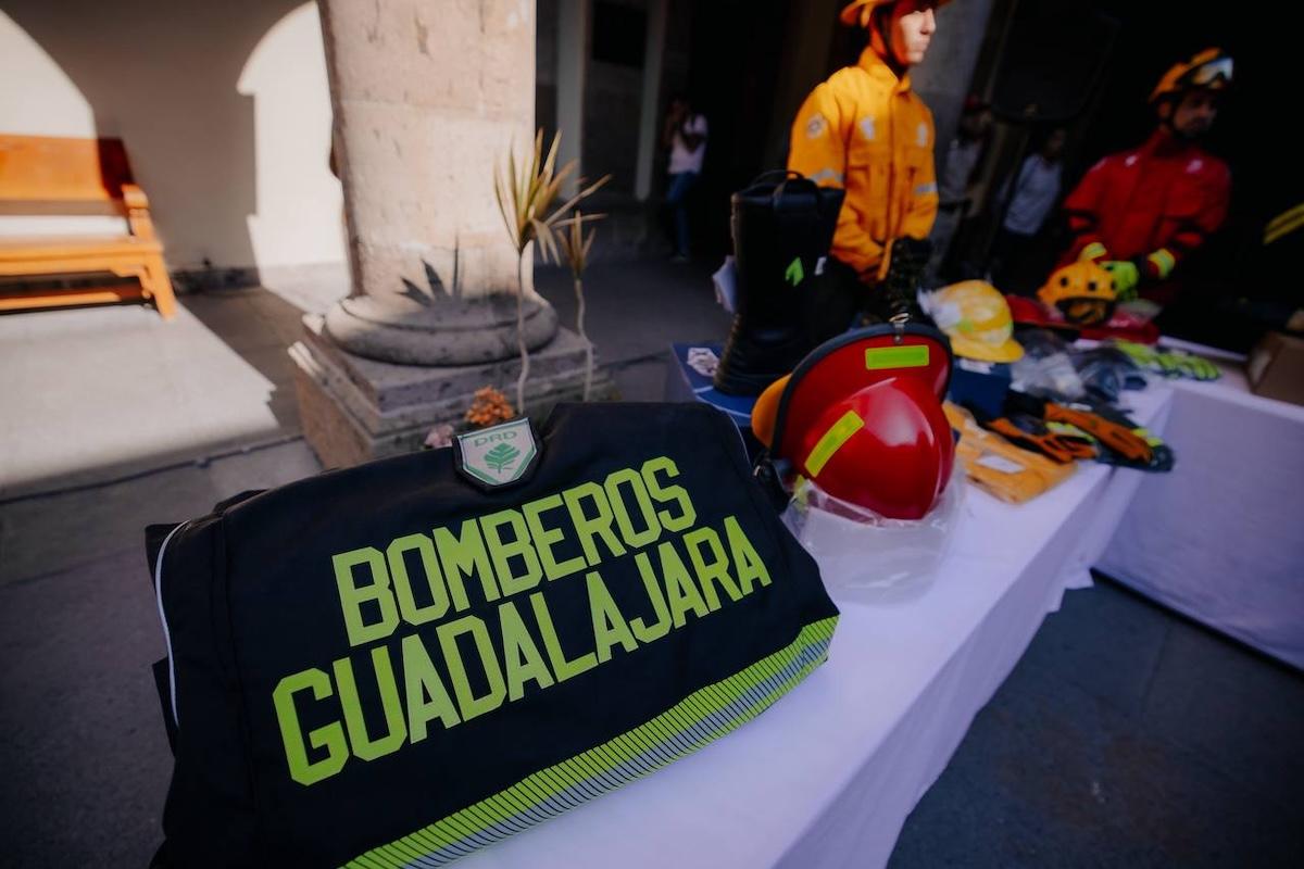 Bomberos de Guadalajara reciben homenaje por 103 años de servicio