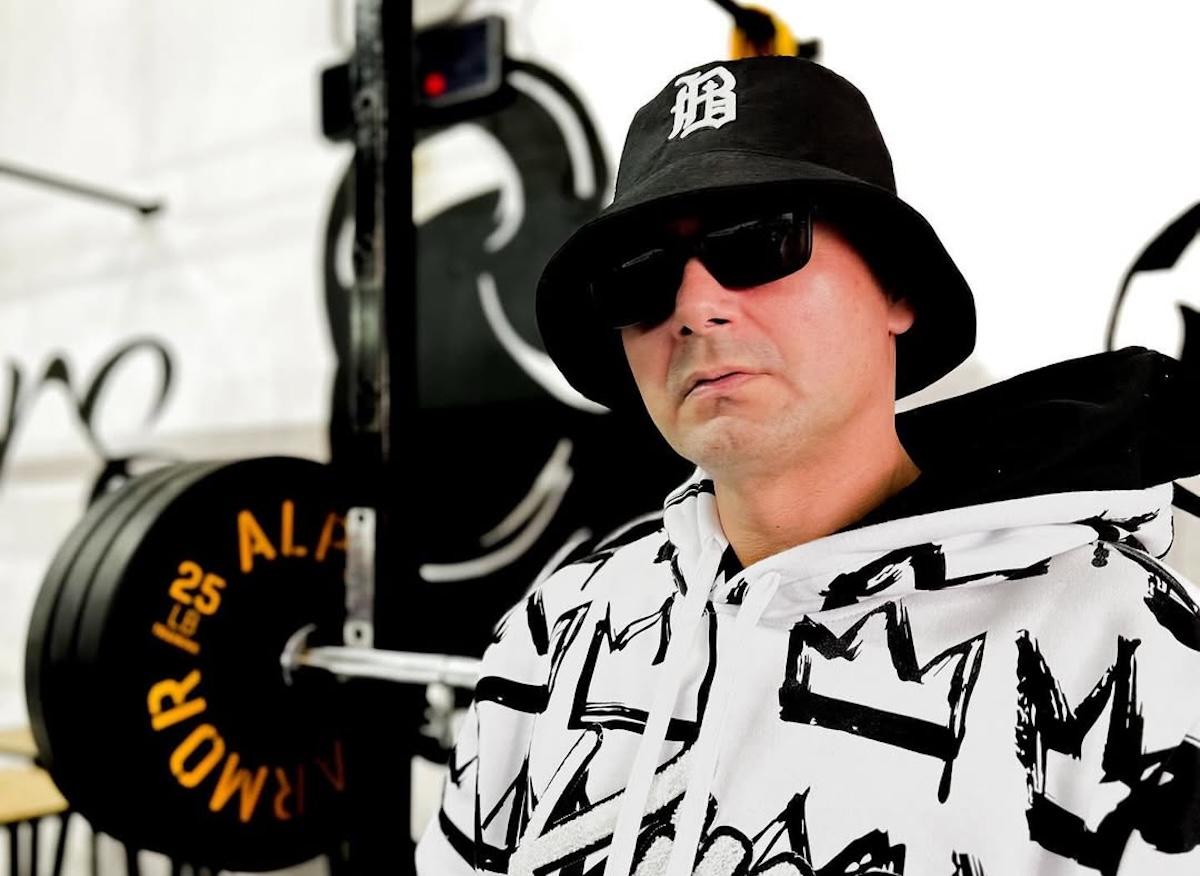 Carlos Bolkcom lleva su experiencia internacional al corrido con “Pakas de a mil”