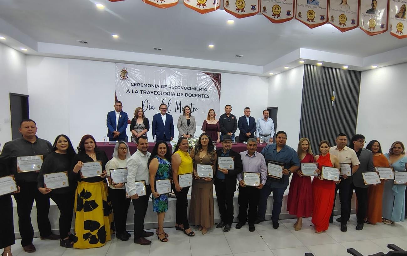 ¡Homenaje histórico! Reconocen a 23 docentes por su entrega y vocación en Puerto Peñasco