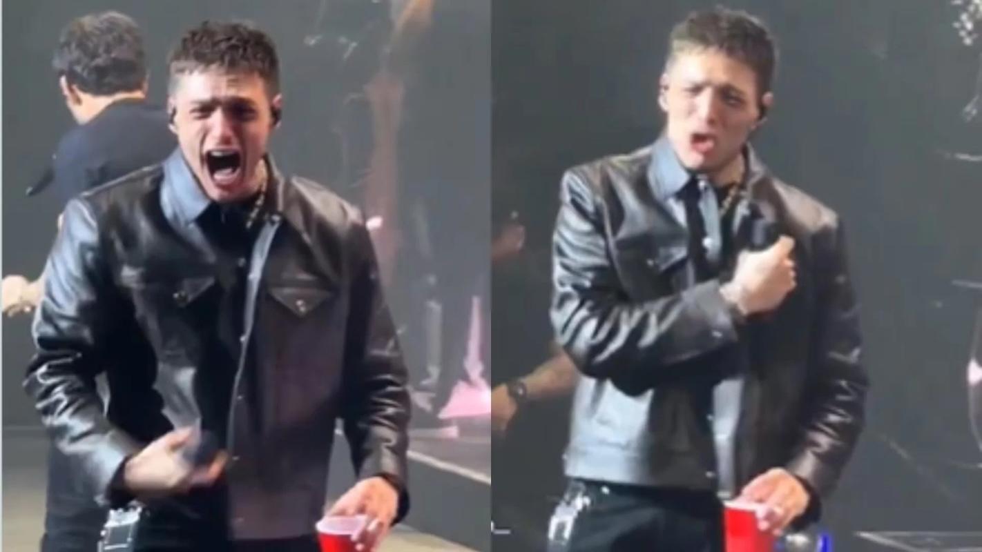 Peso Pluma rompe en llanto en pleno concierto por su ruptura con Kenia Os