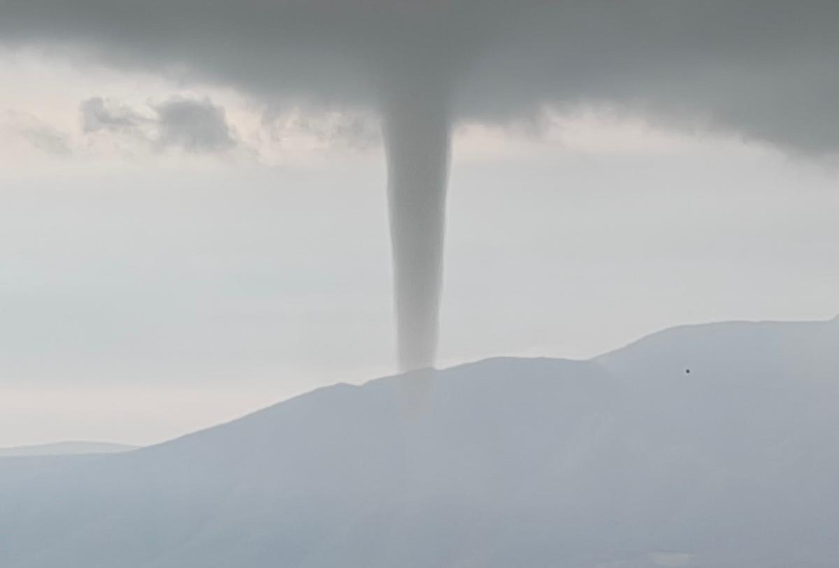 Sorprende tromba marina en el Lago de Chapala; habitantes captan la llamada Culebra de Agua