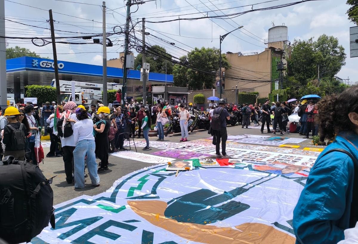 Madres Buscadoras llegan a las inmediaciones del Estadio Ciudad de México