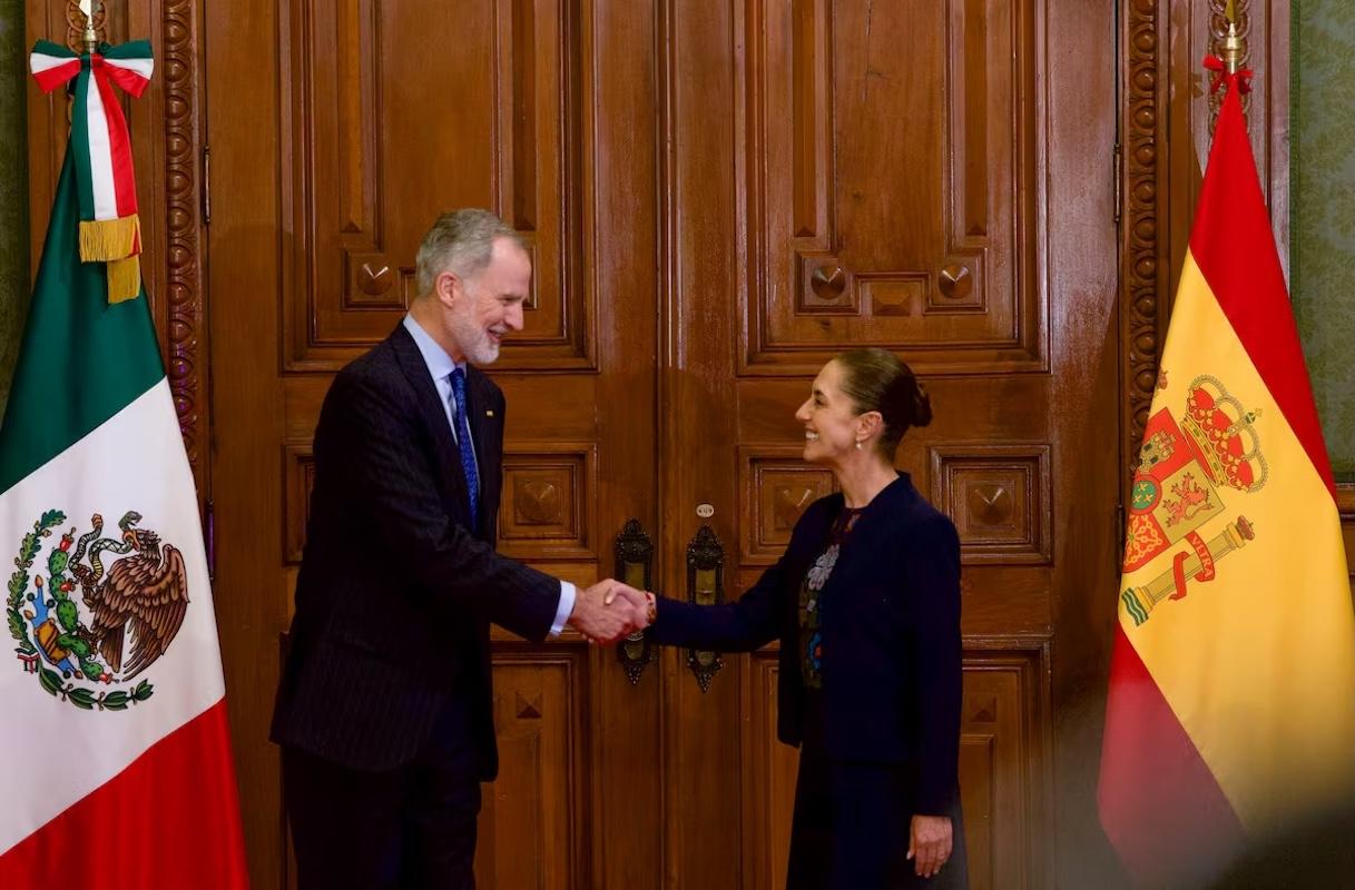 Rey Felipe VI llega a México y se reúne con Claudia Sheinbaum