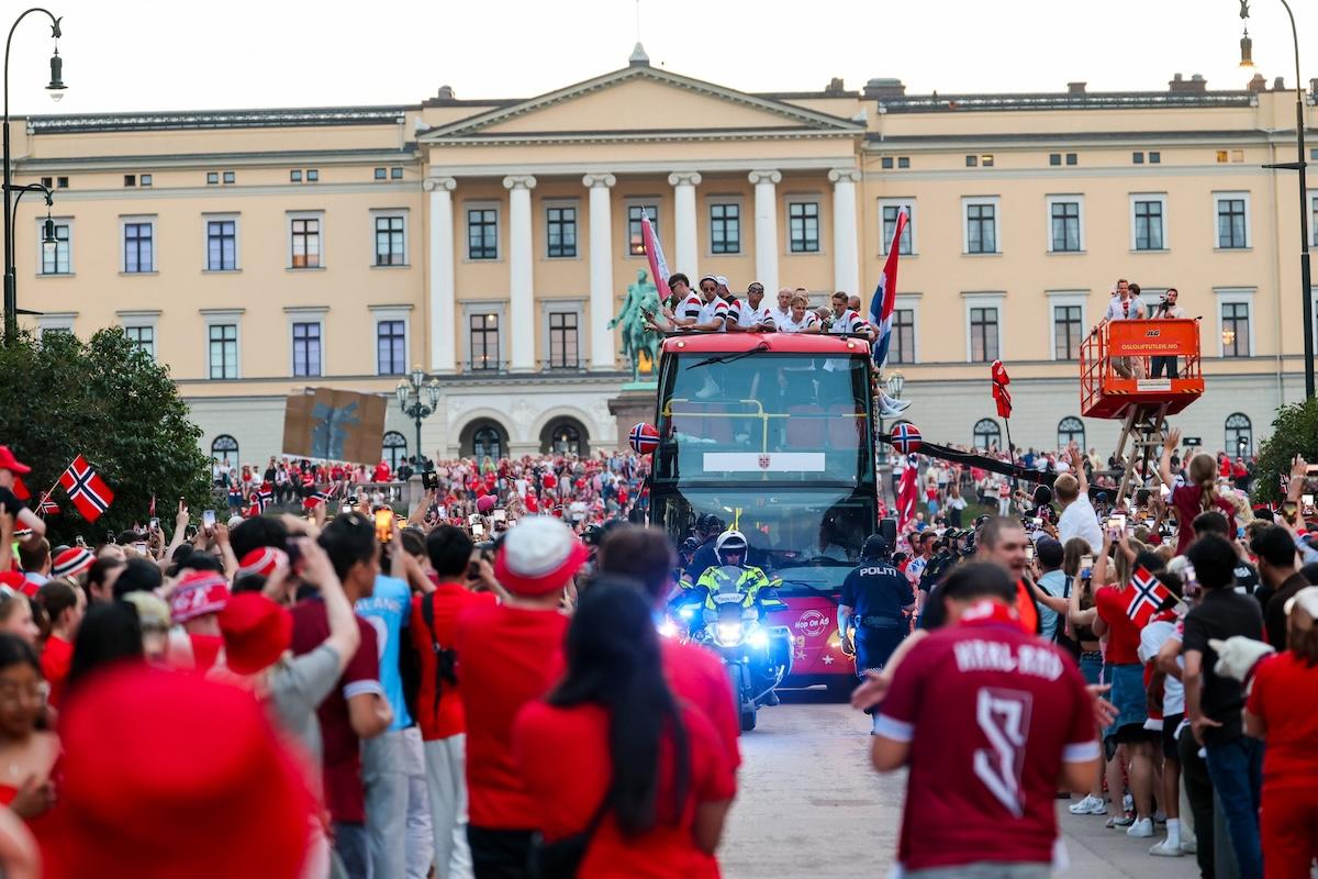 Noruega recibe a su selección con un multitudinario “remo vikingo”
