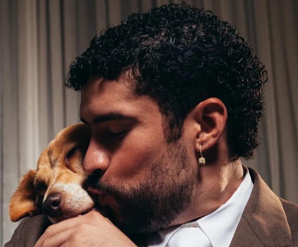 Bad Bunny posó con su perrita Sansa paga Dogue 